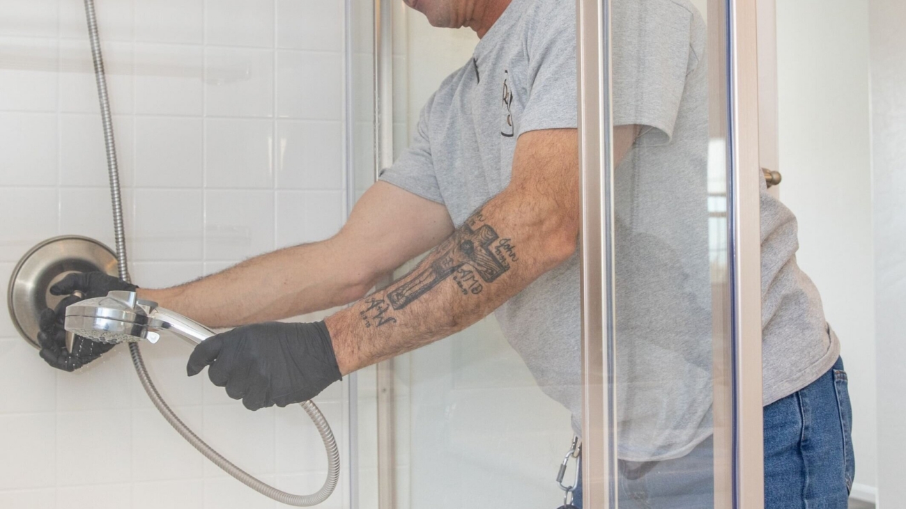 Royalty-plumging-checking-shower