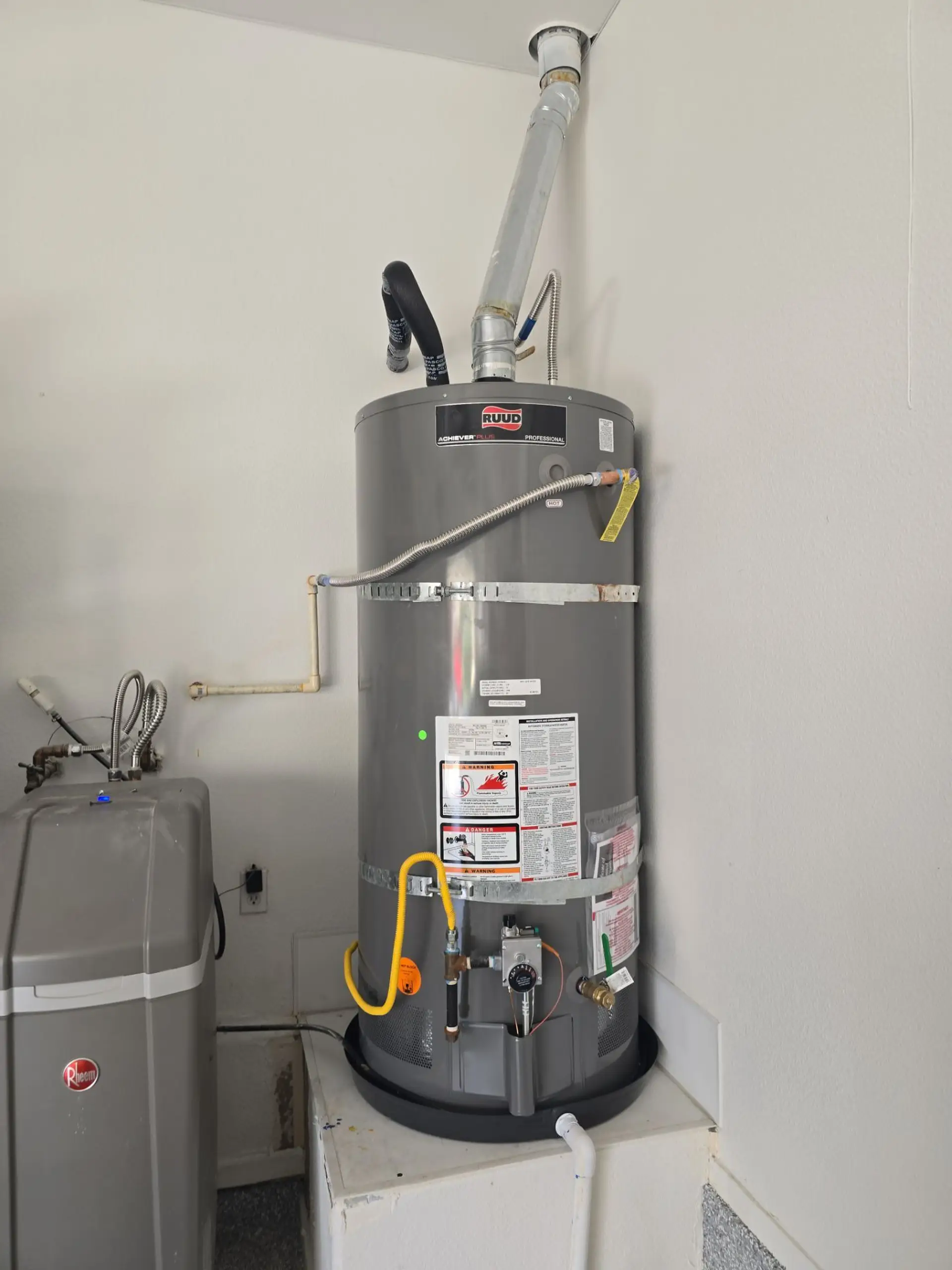 Comparison of tank, tankless, and hybrid water heater types for Las Vegas homes