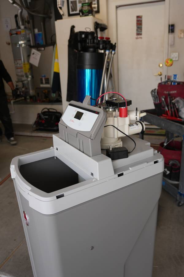 Royalty Plumbing plumber replacing RO membrane in under-sink filtration system in Las Vegas